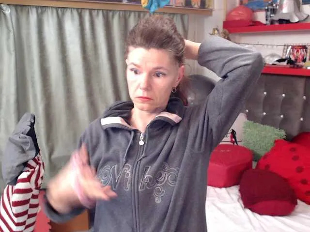 kellysurfing — please check my  profile for content since2019,full private let you record my show and save it spy and pvt has same price