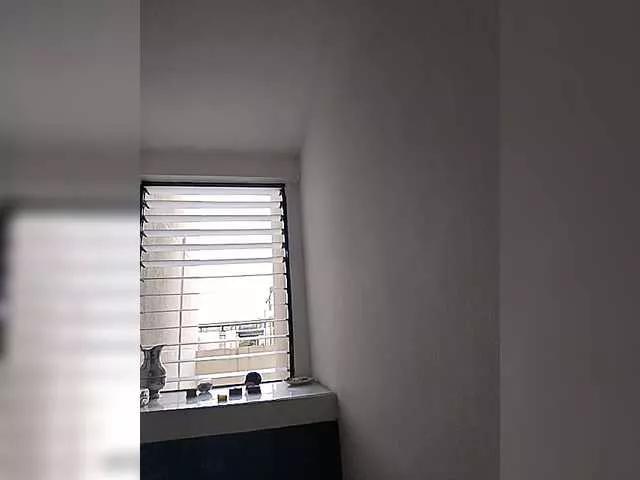 littleDanni from BongaCams