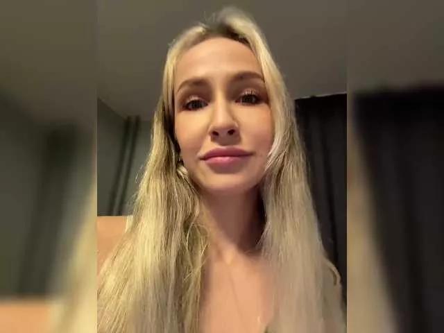 Admire QueenKing, they want to masturbate for you QueenKing from BongaCams