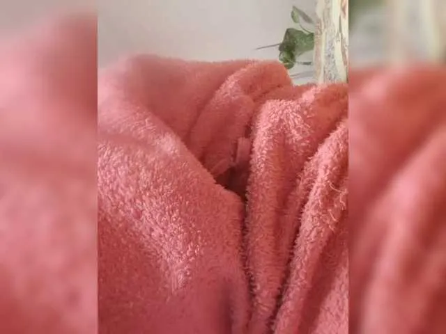 Raisin — On bongo camsI don't work, I have debts for utilities!!!!! there is no income here