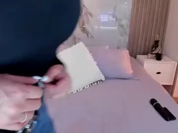 _dara_ — guys happy valentine's day    #bigboobs #squirt #anal #latina #milf [917 tokens remaining]