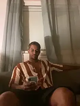 Axel_black10 — Je reste nu