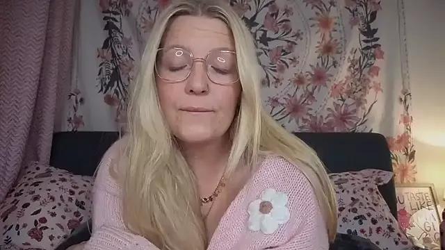 Sweet Daisyxoxo_ wants you to fuck her body now Daisyxoxo_ from StripChat