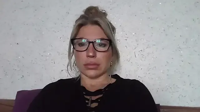 StripChat fox_red_lady7 is Freechat fox_red_lady7 — flowers wine and a gift for Valent