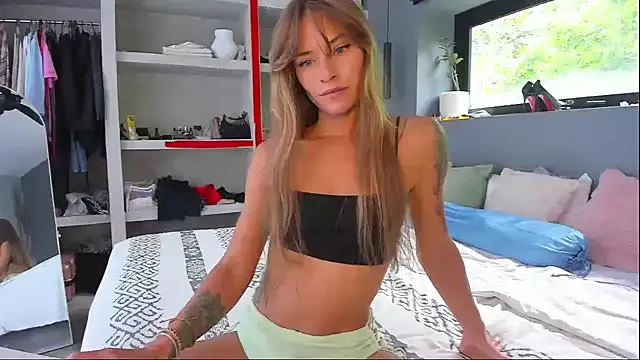 holy_khloe — tease my pussy close up