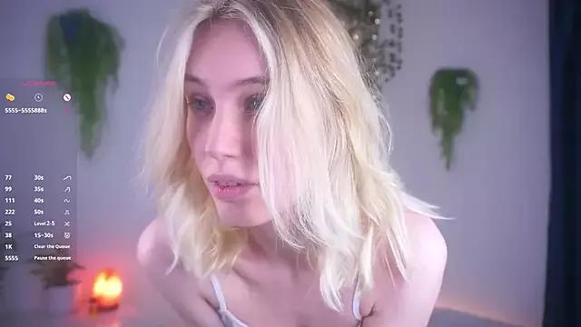 Sexy HoneyRay wants you to fuck her body now HoneyRay from StripChat