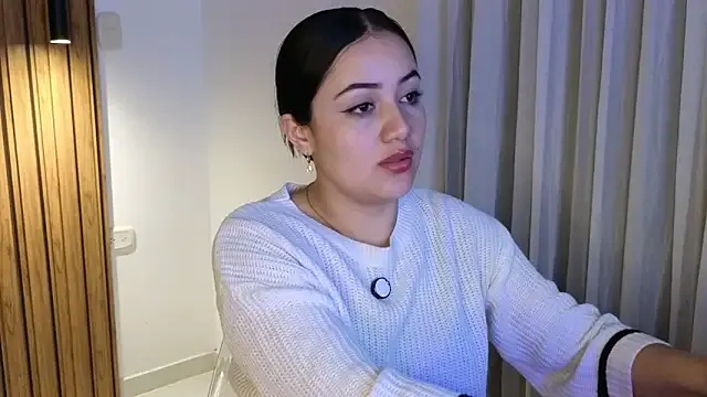 Isa_1207 — show my tits for a few minutes