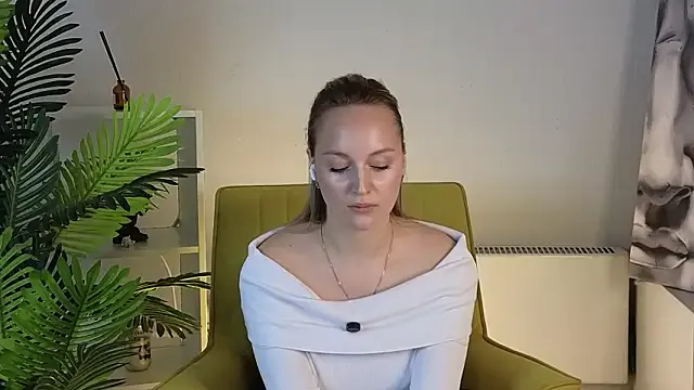 LorinaNhatsavang — stand up