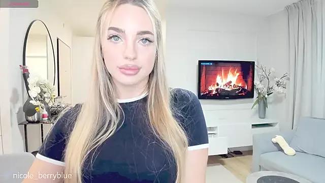 Admire sexy stripper Nicole_blueberry nicole_blueberry from StripChat