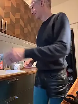 SexyLeon8 — Ich ziehe mich ganz nackt aus - naked