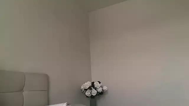 Discover naked slut Skye__ skye__ from StripChat