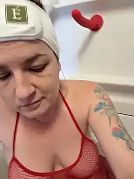 StripChat small_town_slut is Freechat small_town_slut — Naked and Oiled